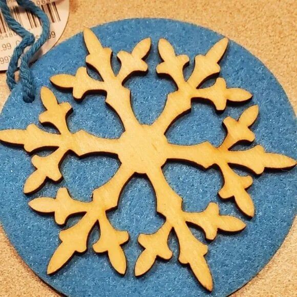 Hallmark accessorize ornaments wood snowflake on felt nwt - Picture 4 of 4